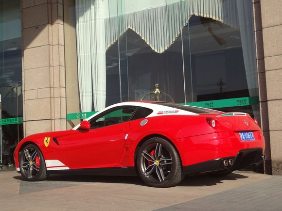 包含法拉利横扫梅赛德斯，阿隆索统治全场的词条