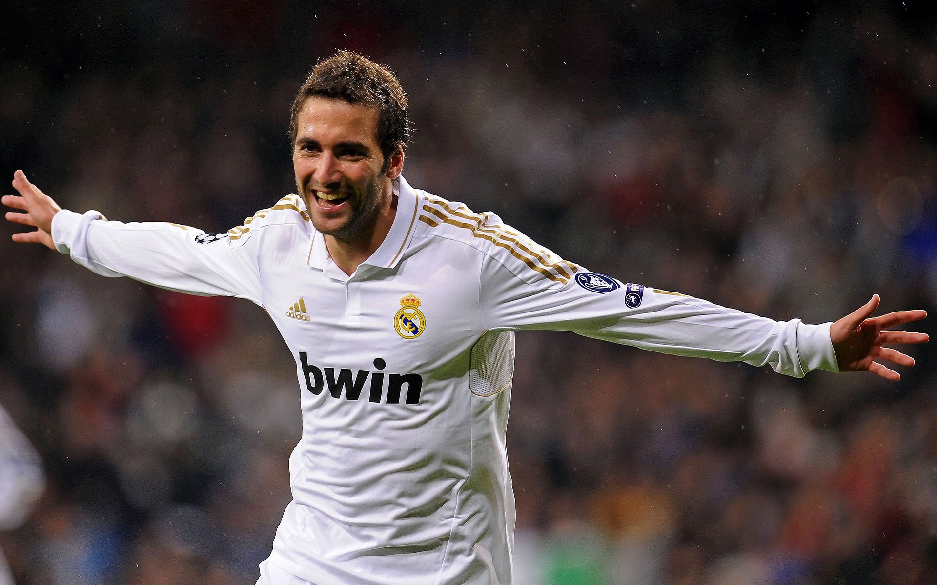 街道上的轰鸣与绿茵场的绝杀，当F1引擎遇见曼联奇迹