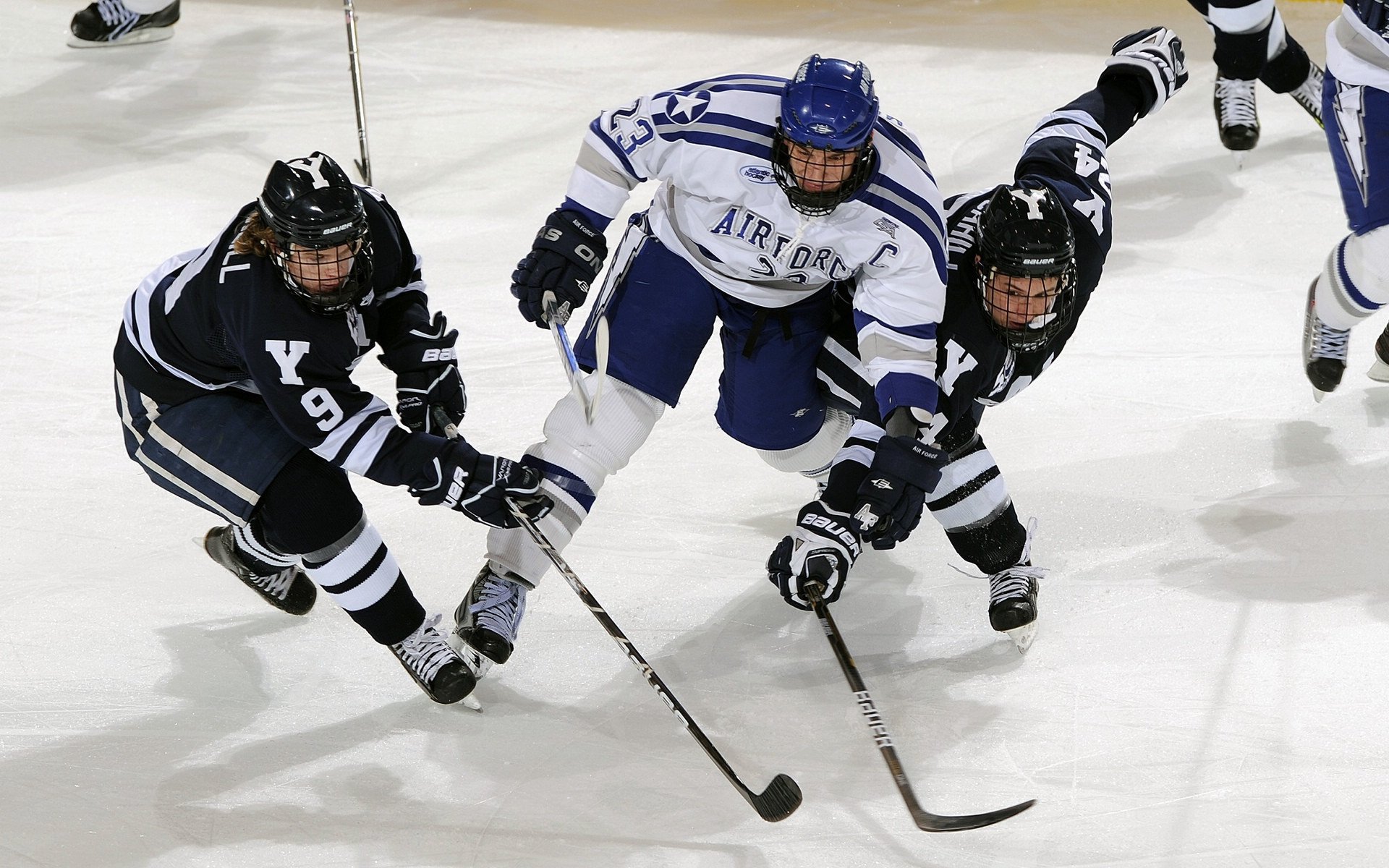 开云体育APP下载-赛道与绿茵场，当F1街道赛焦点战遇上比利亚雷亚尔压制荷兰